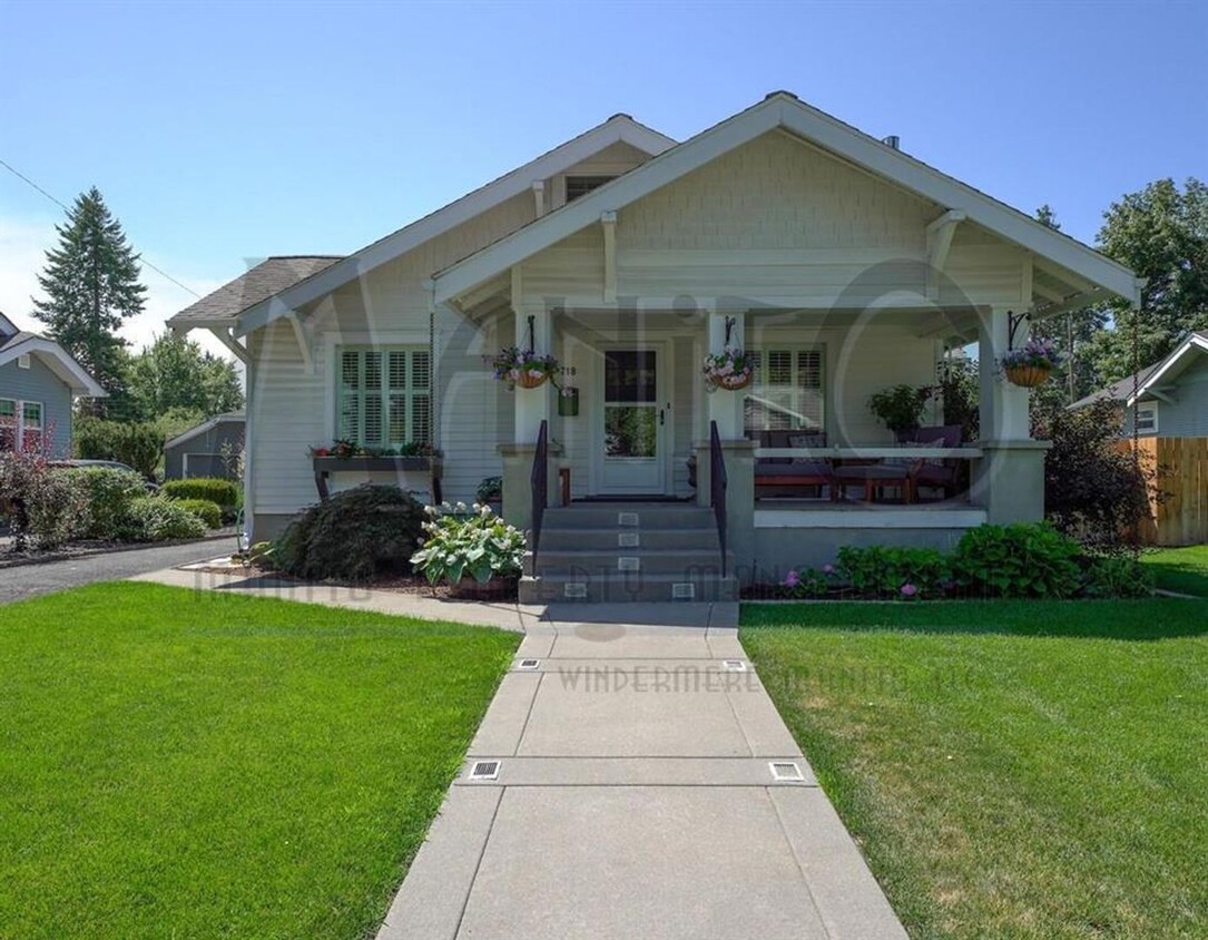 Primary Photo - Stunning South Hill Home