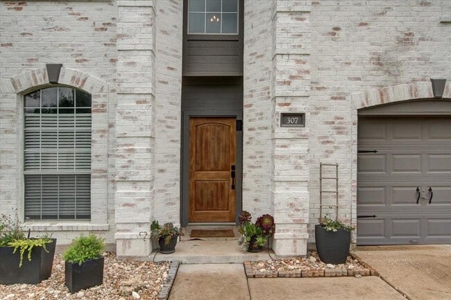 Building Photo - 307 N Blue Ridge Pkwy
