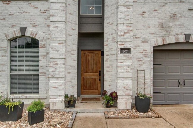 Foto del edificio - 307 N Blue Ridge Pkwy