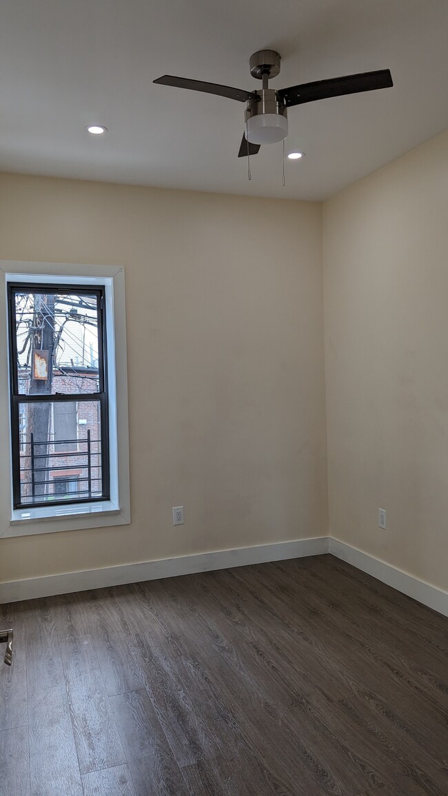 Foto del edificio - 137 Montgomery Ave