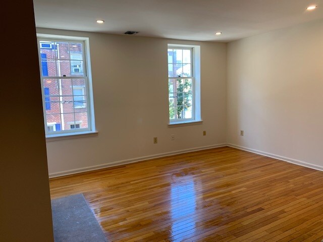 Building Photo - 1015 Bainbridge St