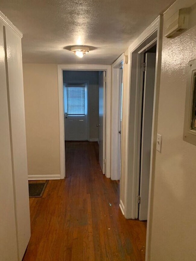 Building Photo - 3 Bedroom House on Kyle St, Available NOW!