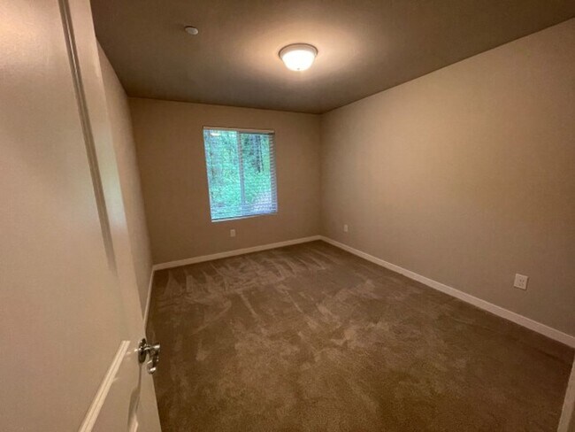 Building Photo - 4bd/3.5ba Lynnwood Townhouse