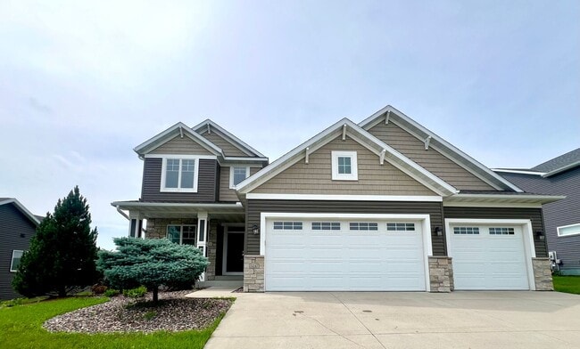 Building Photo - Beautiful 5-bed, 3.5-bath Single Family Home!