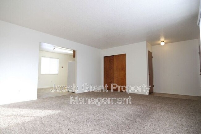 Building Photo - 2126 St Clair Rd