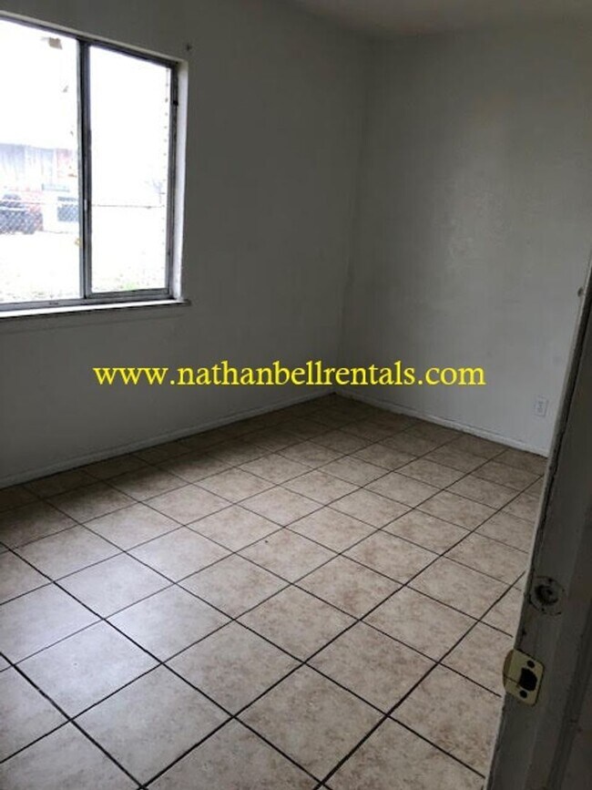 Building Photo - Single-Family Home: 4 Bed, 1.5 Bath