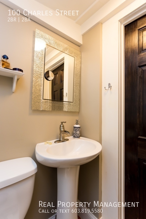 Building Photo - Spacious Rochester 2 Bedroom Duplex Availa...