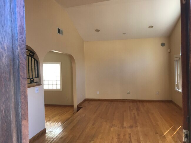 entrada desde las puertas principales - 1304 Mackay Ln