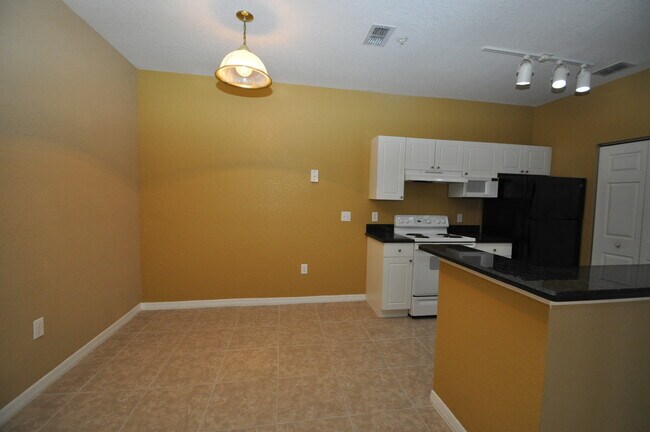 Building Photo - ALTAMONTE SPRINGS: Crescent Place at Lake ...