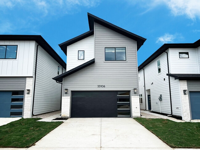 Building Photo - Logan Square