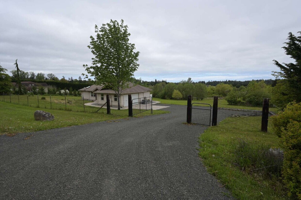 Foto principal - Newly renovated 3 bed 2 bath in a country ...