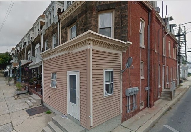 Building Photo - 431 S 15th St
