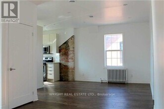 Building Photo - 120-120 Walmer Rd