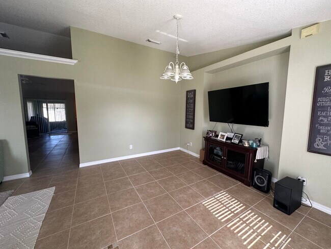 Building Photo - 707 NW Floresta Dr