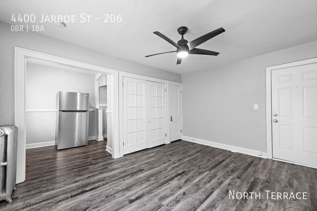 Building Photo - Cute, Spacious Studio Close to the Plaza