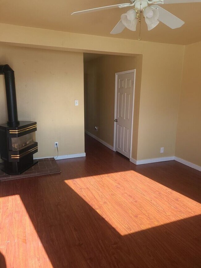 Building Photo - Available Now! Call office to schedule a s...