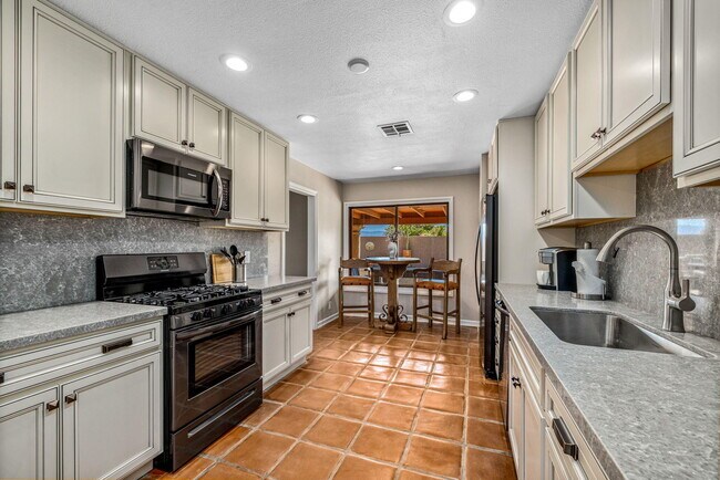 Building Photo - 850 N Cll Quetzal