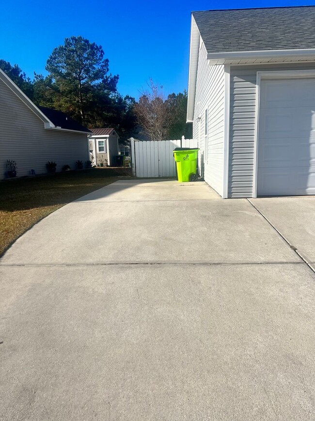 Building Photo - Three Bedroom Two Bath Home