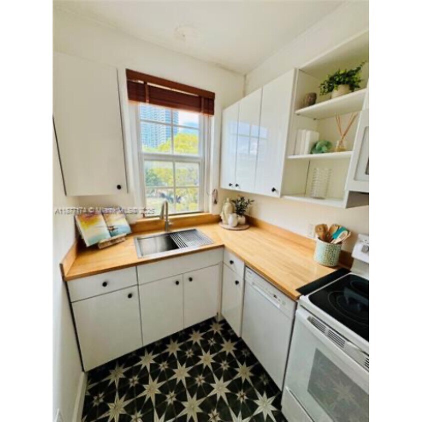 Primary Photo - 3224 Biscayne Blvd