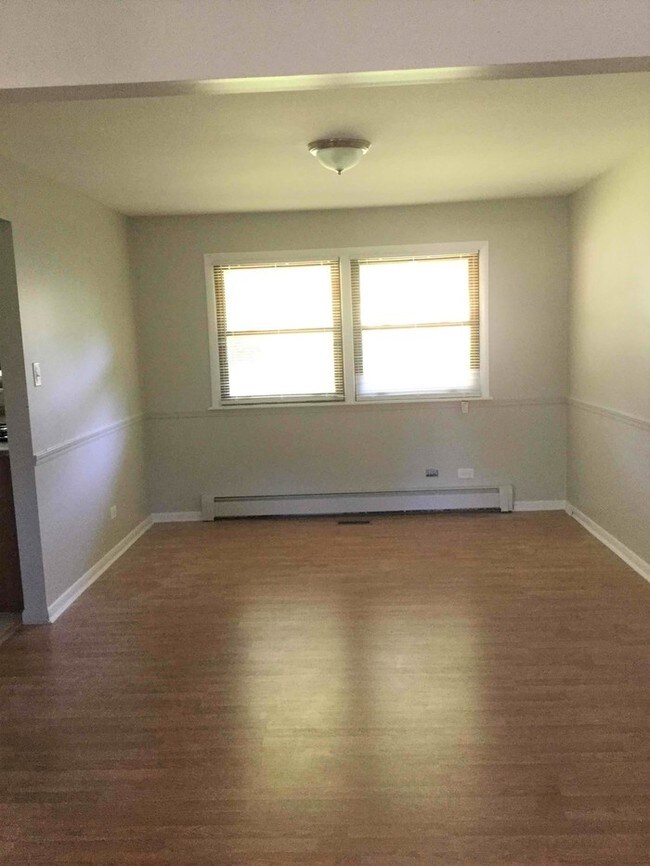 Building Photo - 4325 Oakwood Ln