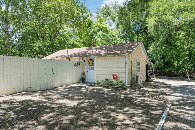 Building Photo - 716 E Losoya St