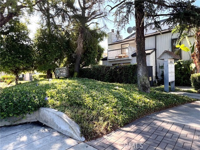 Foto del edificio - 996 W Huntington Dr