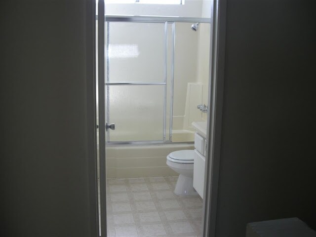 Baño - South Curtis Apartments
