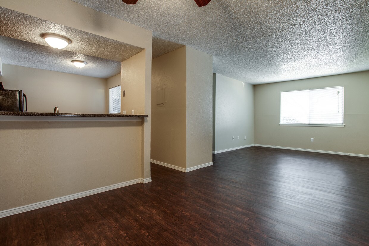 Dining/Lving - 1403 Tennis Dr