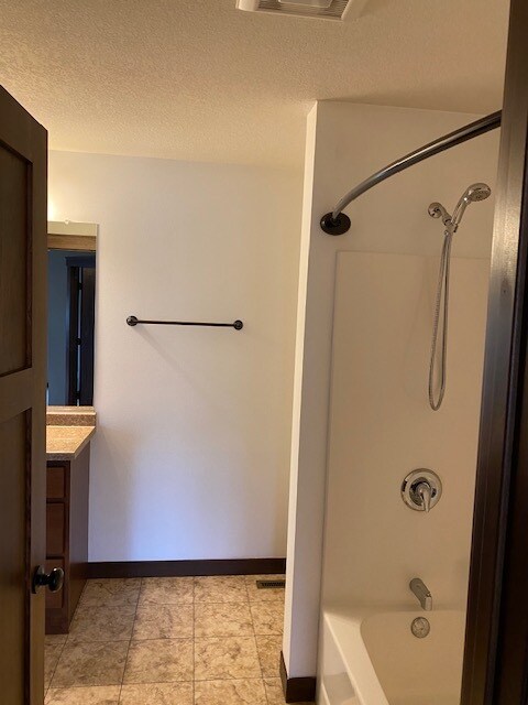 Foto del edificio - 2415 Lake Ct