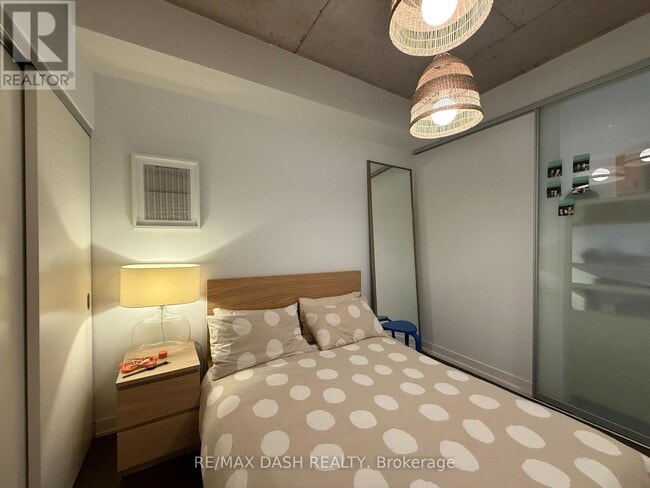 Photo du bâtiment - 8 Gladstone Ave