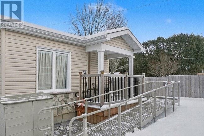 Building Photo - 833 Champlain St