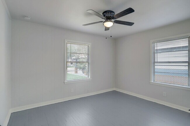 Building Photo - 1009 15th Ave N