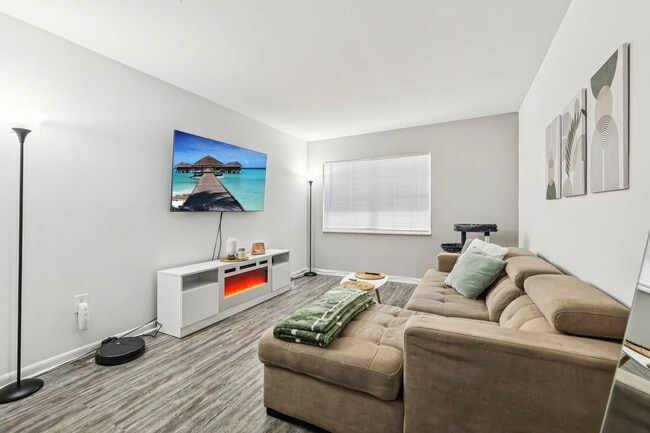Living Area - Luna at Hollywood