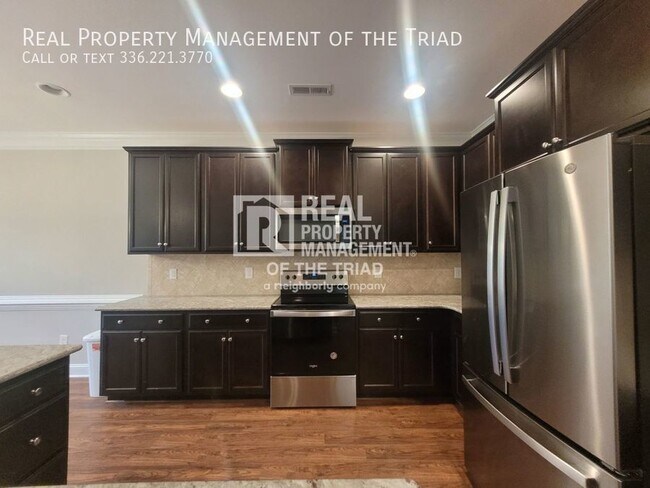 Building Photo - **MOVE IN SPECIAL - $350 OFF** Excellent 2...