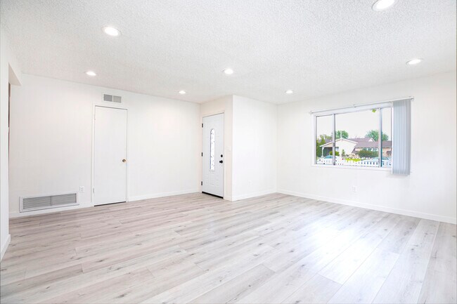 Building Photo - 10431 Hayvenhurst Ave