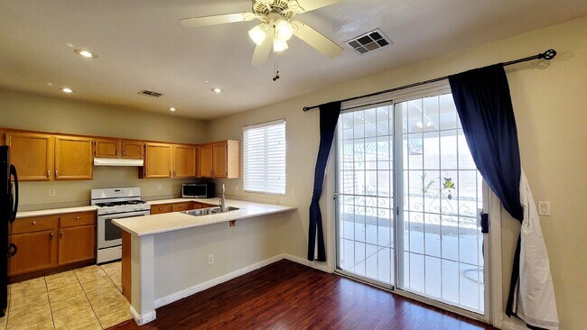 Foto del edificio - 8344 Golden Cypress Ave