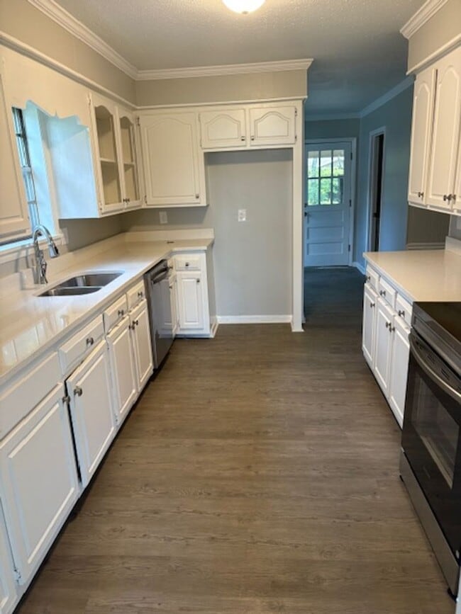Building Photo - Renovated 4 Bedroom 2 Bath Home for Rent!
