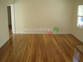 Sala de estar con chimenea - 1441 Roxbury Dr