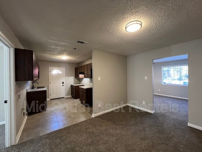 Foto del edificio - 3369 Justine St