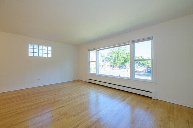 Building Photo - 5559 W Giddings St