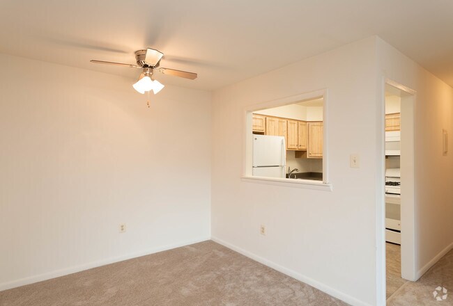 2BR, 1.5BA - 844 SF - Woodsdale Apartments