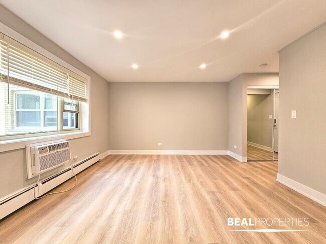 Foto del edificio - 0 bedroom in CHICAGO IL 60657