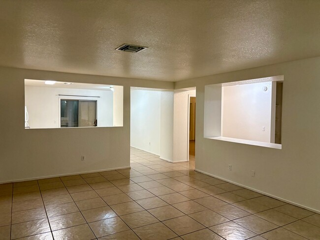 Building Photo - Charming 3 Bedroom 2 Bath Family Home! Must See! Move In Special!!