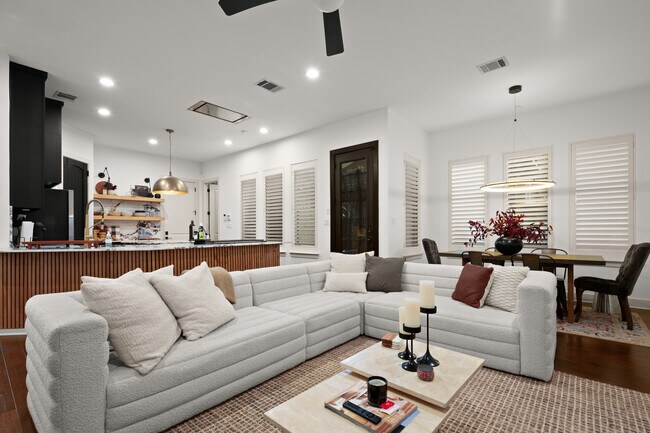 Foto del edificio - 2400 Kinney Rd