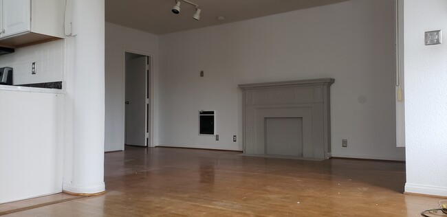 Building Photo - 1423 S Beverly Dr