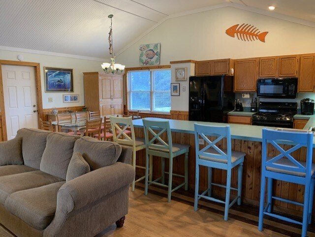 Breakfast Bar - 211 E Driftwood St