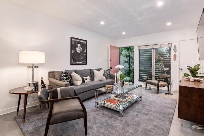 Foto del edificio - 1035 N Sierra Bonita Ave