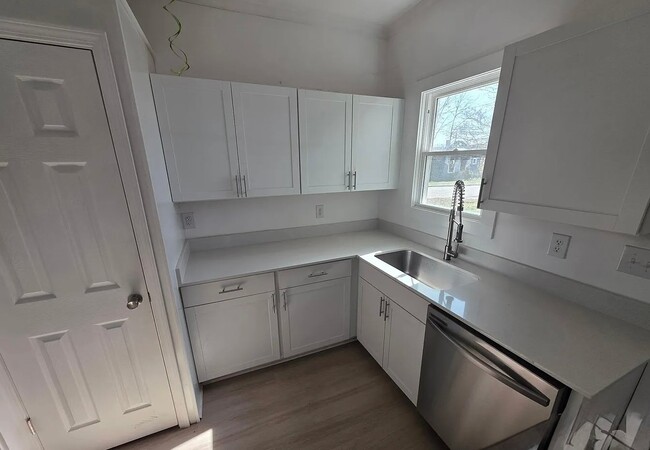 Building Photo - 572 2nd St