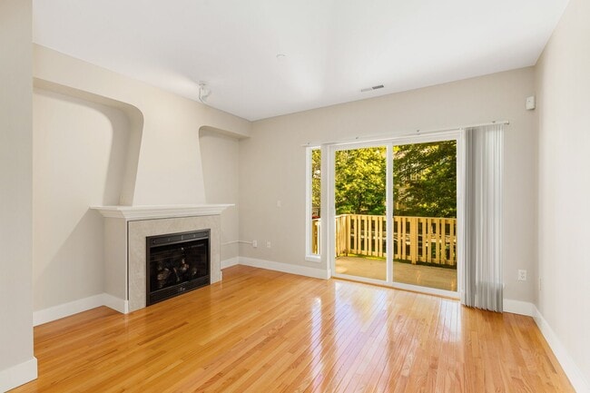 Building Photo - Beautiful 2 Bedroom Townhouse in Taluswood...