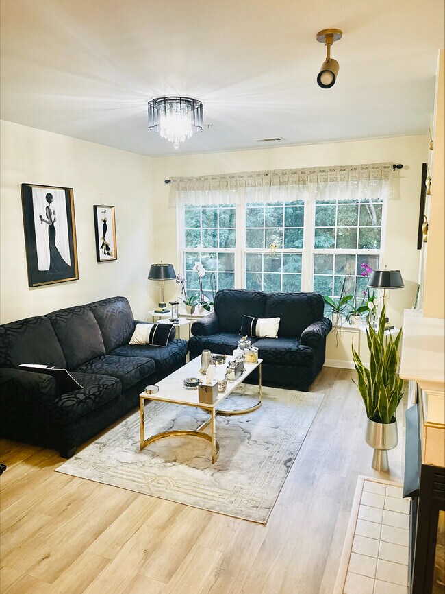Building Photo - 400 Symphony Cir